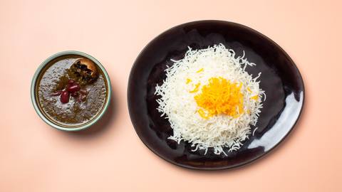Ghormeh Sabzi, Ein Schmorgericht in Kräuter-Limetten-Sauce.