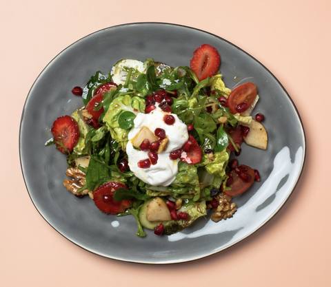 Fasl von oben: Blattsalat mit Erdbeeren, Granatapfelkernen, Walnüssen und Ziegenkäse