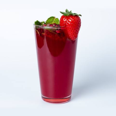 Sharbate Anar im Glas, mit Minze und Erdbeere